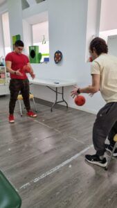 Sesión de neurorehabilitación en esclerosis múltiple, terapia con pelotas