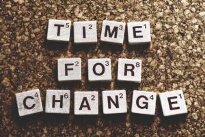 Letras formando "Time for Change," concepto aplicado a la logopedia.