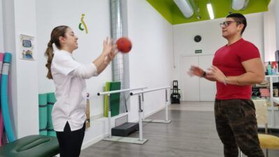 Paciente y profesional trabajando en la recuperación