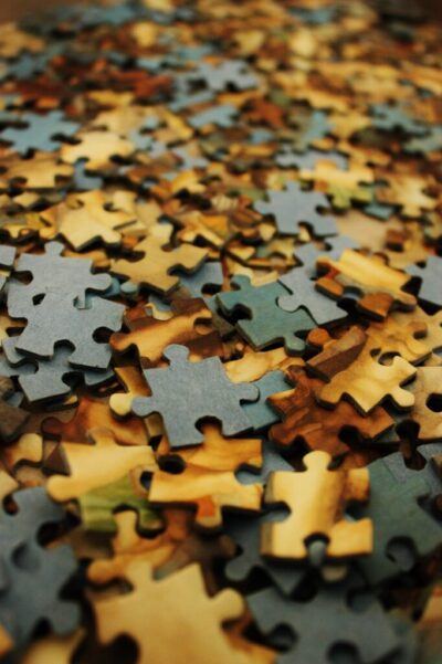 Piezas de puzzle amontonadas