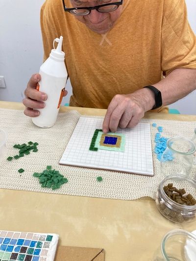 Paciente haciendo ejercicios de motricida en terapia ocupacional