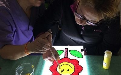 Profesional y paciente realizando arteterapia- Ictus
