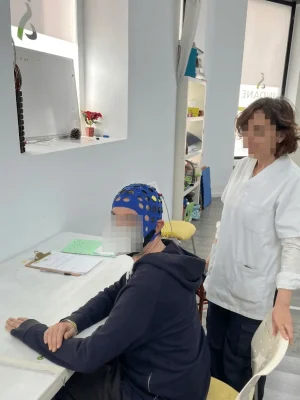 Paciente recibiendo tratamiento de estimulación eléctrica transcraneal (tDCS)